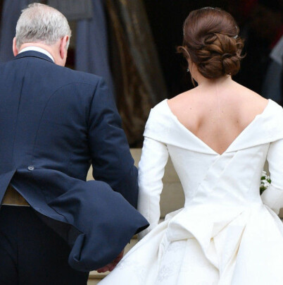 VISER FREM ARRET: Prinsesse Eugenie gar valgt et utsnitt på brudekjolen som ikke dekker til operasjonsarret hun fikk som 12-åring. Foto: NTB scanpix VISER FREM ARRET: Prinsesse Eugenie gar valgt et utsnitt på brudekjolen som ikke dekker til operasjonsarret hun fikk som 12-åring. Foto: NTB scanpix
